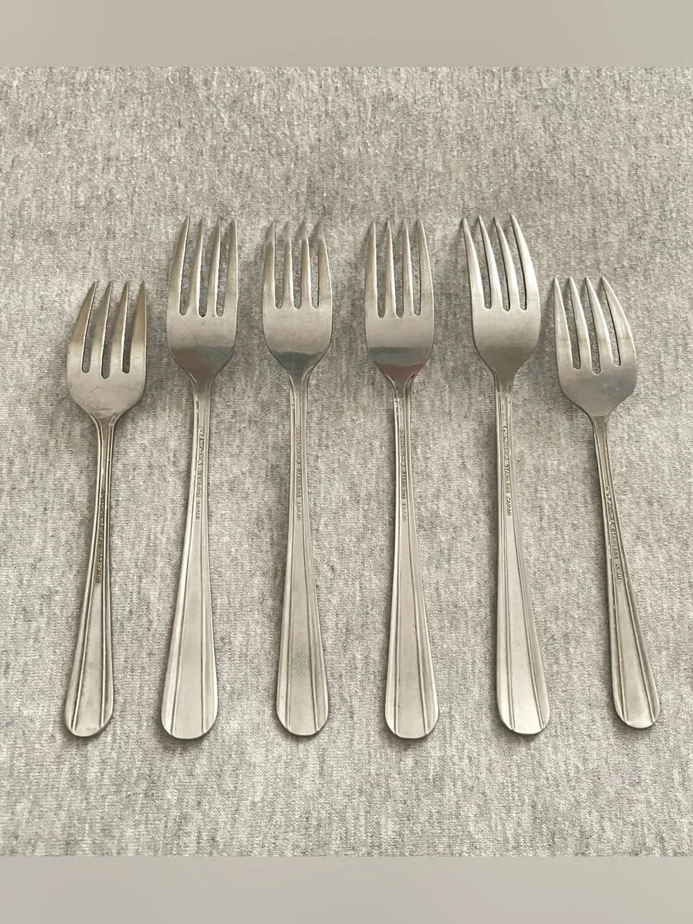 Sohnaco-A Classic Floral-Accent Stainless Dinner Forks (4) & Salad Forks (2)